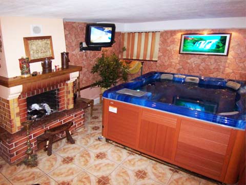Sauna su baseinu, masažinė vonia šeimyniniame viešbutyje Po kaštonu***