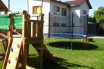 Svečių namai "Prie obels": žaidimų aikštelė, batutas vaikams, židinys