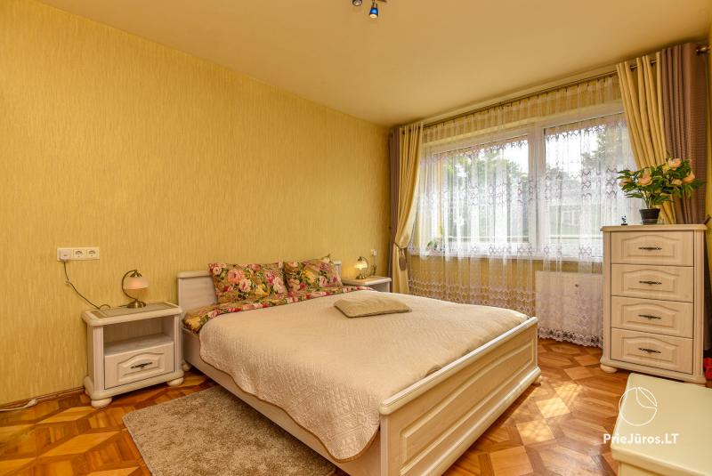 Erdvus dviejų kambarių butas - apartamentai Palangos centre. Netoliese jūra ir J. Basanavičiaus gatvė