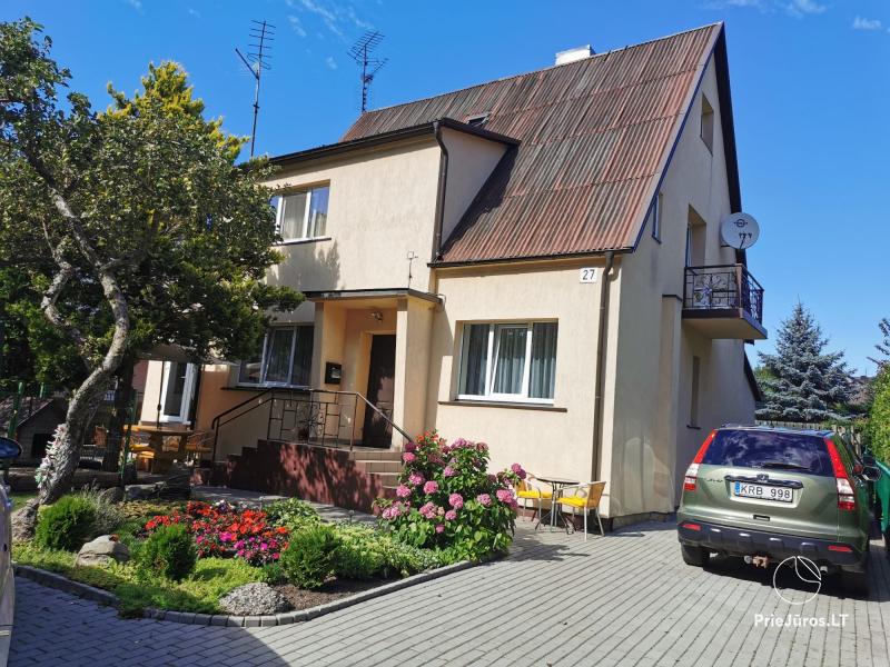 Kambarių nuoma su visais patogumais: uždaras kiemas, sūpynės vaikams