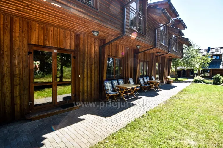 Vila Šventojoje Ambasada. Yra pirtis, jacuzzi, banketų salė.