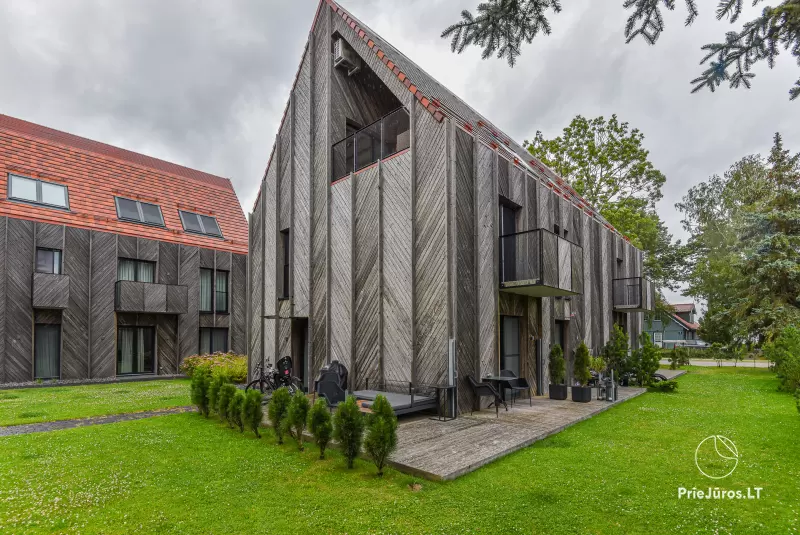 Apartamentai 2-4 asmenims netoli Kuršių marių. Butas pirmame aukšte - su didele terasa.