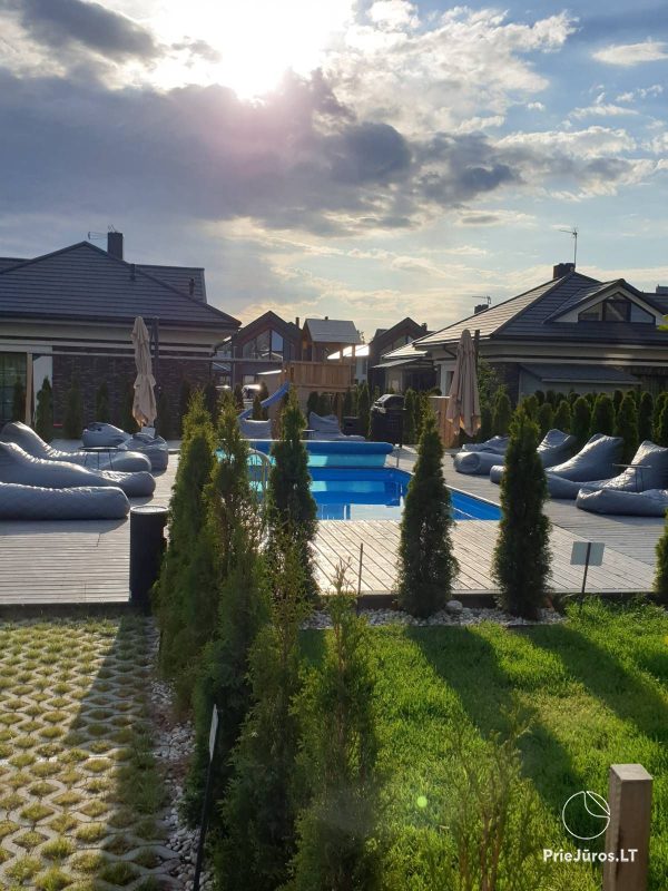 Studijos tipo butas su terasa ir sezono metu veikiančiu baseinu