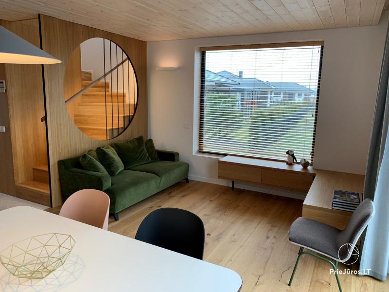 LUX klasės Aurora kotedžas - apartamentai Kunigiškėse. Atskiras įėjimas iš kiemo, terasa