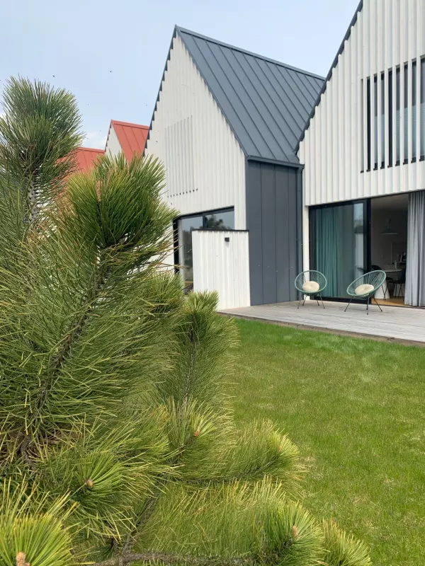 LUX klasės Aurora kotedžas - apartamentai Kunigiškėse. Atskiras įėjimas iš kiemo, terasa