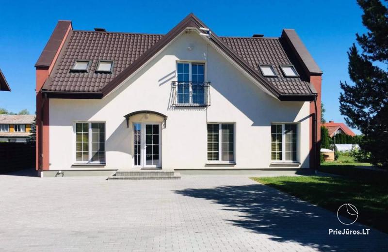 Naujų kambarių nuoma Karklėje – „Gintaro sodyba“. Kiemas, pavėsinė, žaidimų aikštelė