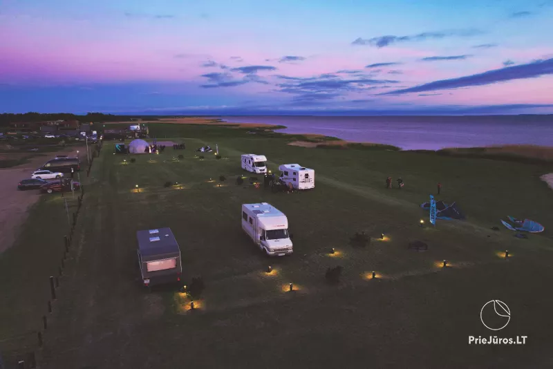 Fenas Kite Spot kempingas ant Kuršių marių kranto Svencelėje