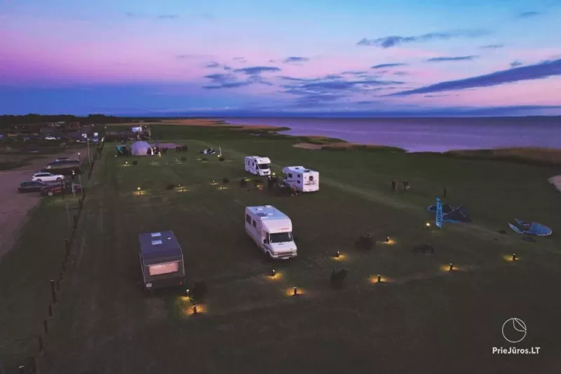 Fenas Kite Spot kempingas ant Kuršių marių kranto Svencelėje