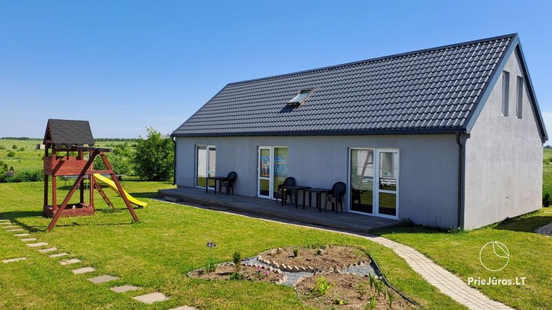 Svečių namai Tuopa - apartamentų nuoma su terasomis Nemirsetoje. Kieme - vaikų žaidimų aikštelė, batutas.