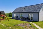 Svečių namai Tuopa - apartamentų nuoma su terasomis Nemirsetoje. Kieme - vaikų žaidimų aikštelė, batutas.
