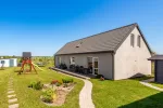 Svečių namai Tuopa - apartamentų nuoma su terasomis Nemirsetoje. Kieme - vaikų žaidimų aikštelė, batutas.