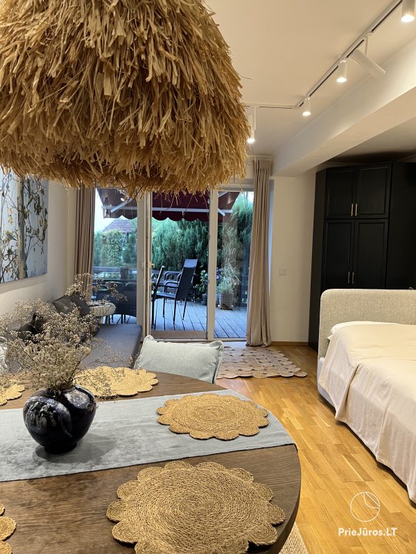 Jaukus butukas (2+2) ant marių kranto