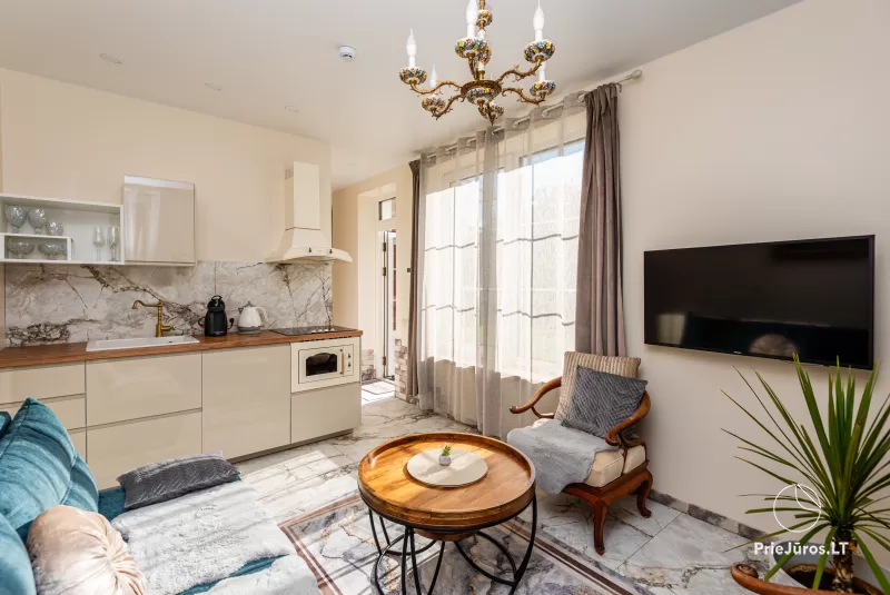 Ąžuolo vila, atskiri 2 kambarių apartamentai su nuosava terasa/pavėsine.