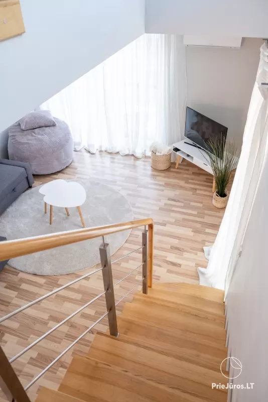 Erdvūs dviejų aukštų apartamentai su terasa nuomai ant marių kranto