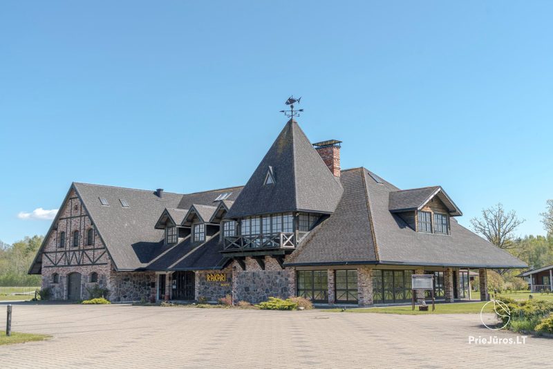 Viešbutis ir nameliai RAKARI resort prie pat jūros Latvijoje