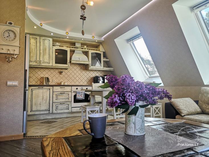 Pačiame Nidos centre, Kopų g., išnuomojami apartamentai Nidos Ilsė. Šalia - bažnyčia, jachtų prieplauka, marios.