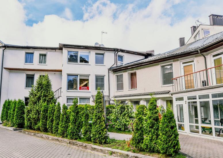 Apartamentai Juodkrantė su lauko terasa prie poilsio namų Ąžuolynas