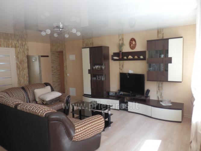 Trijų kambarių buto nuoma Nidoje 4+2 žmonėms. Yra balkonas, TV, WiFi.