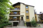 Apartamentai ir kambariai Palangoje – Vila Vakarė. Dideliame kieme: nuosavas pušynas, pavėsinės, lauko baldai