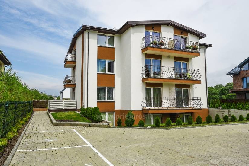 2 kambarių butas Palangoje 300 m iki jūros. Didelis balkonas, uždara teritorija - 1