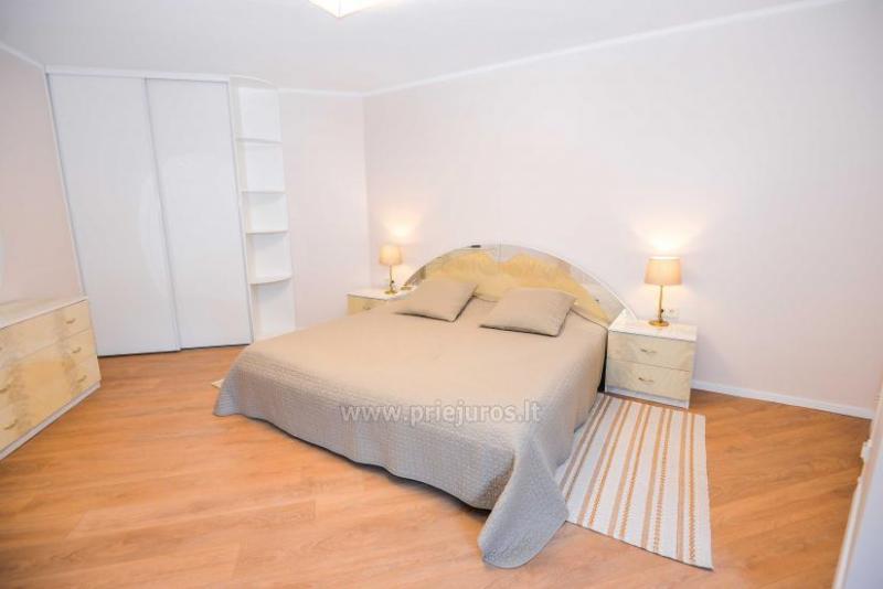 Apartamentai Juodasis krantas Juodkrantėje su lauko terasa prie poilsio namų Ąžuolynas