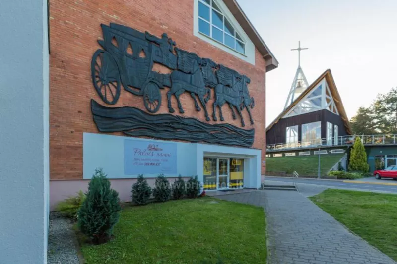 Nidos centre, buvusiuose Palvės namuose, nuomojamas butas. Išvykos jachta.