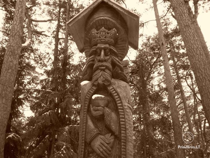 Raganu kalna koka skulptūru ekspozīcija Juodkrantē