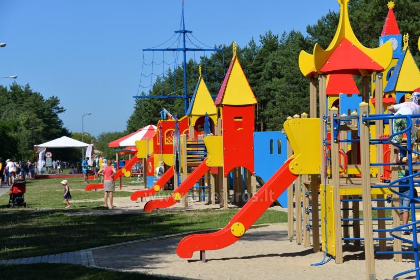 Palanga bērnu parks: šūpoles, spēles, mini braucieni, kafejnīca, pasākumi bērniem - 1