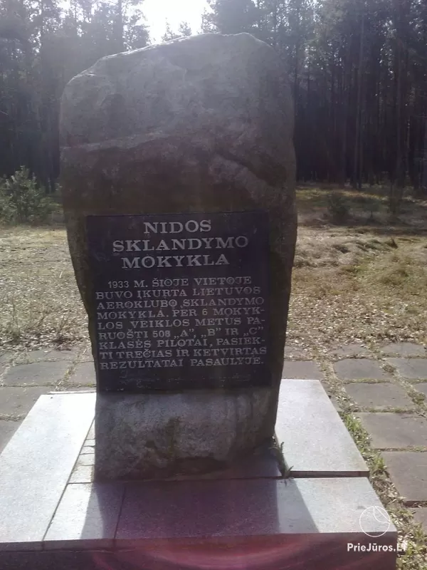 Paminklinis akmuo Nidos sklandymo mokyklai atminti