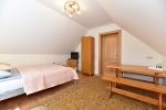 Nr. 301 Šeimyninis trijų kambarių numeris (2+2+2) III aukšte su privačiu dušu, WC - 2