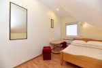 Nr. 301 Šeimyninis trijų kambarių numeris (2+2+2) III aukšte su privačiu dušu, WC - 4
