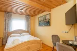 Nr. 4 Kambarys su viena dvigule lova ir su atskiru vonios kambariu pirmame aukšte. - 1