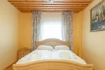 Nr. 4 Kambarys su viena dvigule lova ir su atskiru vonios kambariu pirmame aukšte. - 2