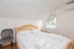 Nr. 11 Du pereinami kambariai (tarp kambarių durų nėra) su viena dvigule ir viena viengule lova, su atskiru vonios kambariu, kondicionieriumi bei balkonu palėpėje. - 3